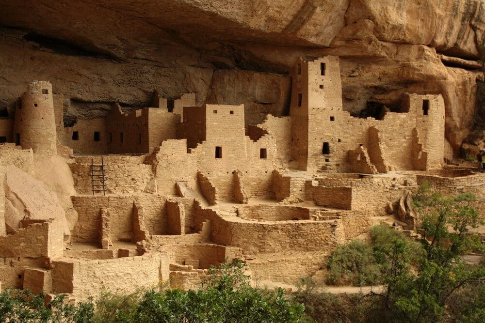 Cliff Palace is the largest cliff dwelling in North America. Puebloans who build the Cliff Palace inhabited Mesa Verde for more than 700 years.